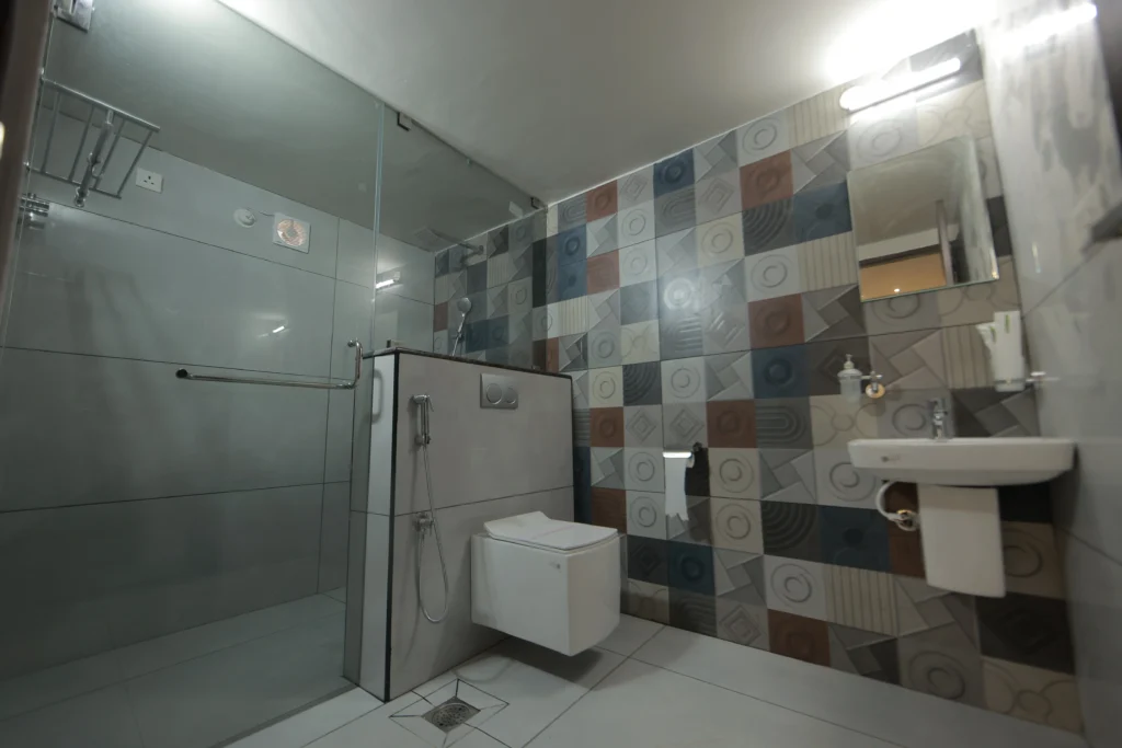 202-SIDEBATHROOMVIEW